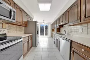 601 Lake Hinsdale Dr, Willowbrook, IL 60527 - Photo 10