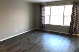 928 N Village Dr, Round Lake Beach, IL 60073 - Photo 2