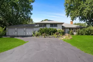 2250 White Oak Dr, Northbrook, IL 60062 - Photo 4