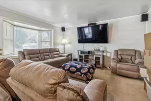 7 Hickory Dr, Carpentersville, IL 60110 - Photo 2