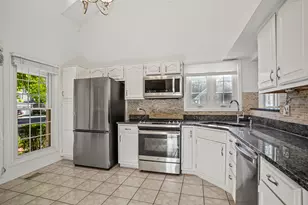 807 Fairmont Ct, Des Plaines, IL 60018 - Photo 2