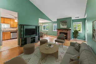 601 Hanover Ct, Schaumburg, IL 60194 - Photo 2