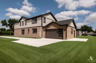 7957 W 73 Pl, Bridgeview, IL 60455 - Photo 4