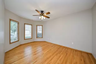 385 Delnor Glen Dr, Saint Charles, IL 60174 - Photo 2