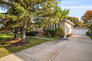 1417 S Busse Rd, Mount Prospect, IL 60056 - Photo 2