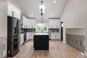 7945 W 73 Pl, Bridgeview, IL 60455 - Photo 12