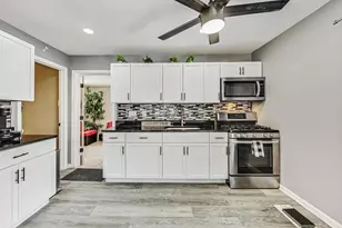 318 Marquette St, Park Forest, IL 60466 - Photo 4