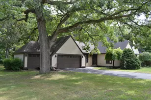 1701 Woodcrest Dr, Saint Anne, IL 60964 - Photo 2