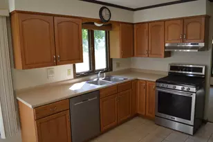 1701 Woodcrest Dr, Saint Anne, IL 60964 - Photo 8