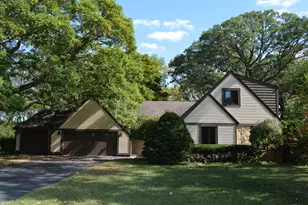 1701 Woodcrest Dr, Saint Anne, IL 60964 - Photo 1