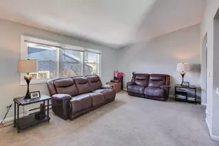 627 Chardonnay Ln, Crystal Lake, IL 60014 - Photo 2