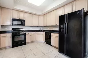 445 Village Green Ct, Lincolnshire, IL 60069 - Photo 12