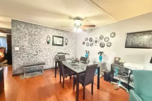 157 Gregory St, Aurora, IL 60504 - Photo 2