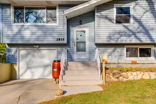 1914 Capital Ct, Schaumburg, IL 60193 - Photo 2