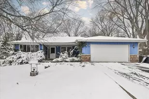 1326 Summit Dr, Schaumburg, IL 60193 - Photo 1