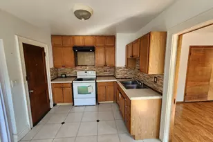 600 Sunderlin St, Waukegan, IL 60085 - Photo 6