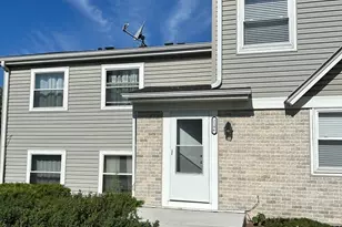 2186 N Oakbrook Cir, Palatine, IL 60074 - Photo 2