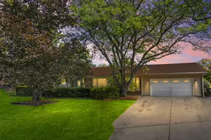 2226 Shannondale Rd, Green Oaks, IL 60048 - Photo 1