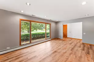 2226 Shannondale Rd, Green Oaks, IL 60048 - Photo 4