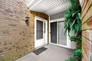 1081 Courtland Dr, Buffalo Grove, IL 60089 - Photo 2