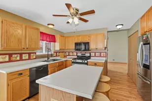 43 W Rustic Ln, Round Lake Beach, IL 60073 - Photo 10