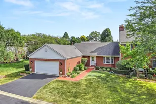 7 Douglas Dr, Sugar Grove, IL 60554 - Photo 2