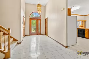 260 Shipland Dr, Crystal Lake, IL 60012 - Photo 2