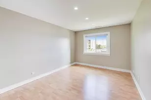 725 W Huntington Commons Rd, Mount Prospect, IL 60056 - Photo 10