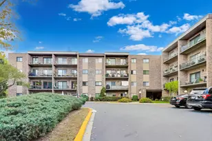 725 W Huntington Commons Rd, Mount Prospect, IL 60056 - Photo 2