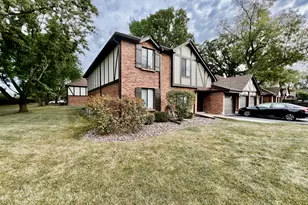 8246 Holly Ct, Palos Hills, IL 60465 - Photo 2