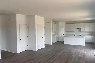 610 N Sycamore St, Hinckley, IL 60520 - Photo 2