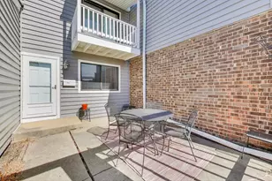 452 Hickory Dr, Wheeling, IL 60090 - Photo 2