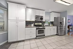 222 Meadows Dr, Sugar Grove, IL 60554 - Photo 4