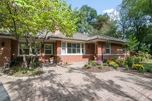 124 W Old Elm Rd, Lake Forest, IL 60045 - Photo 2