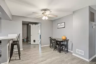 515 W Auburn Ln, Crete, IL 60417 - Photo 6