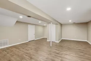 3098 Lynnwood Ct, Streamwood, IL 60107 - Photo 8