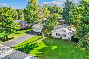 977 Lindenwood Dr, Aurora, IL 60506 - Photo 2