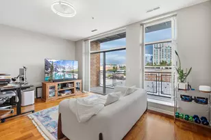 1572 Maple Ave, Evanston, IL 60201 - Photo 2