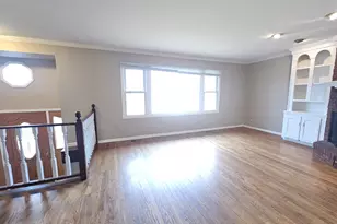 600 Hawthorne Ln, Carpentersville, IL 60110 - Photo 10