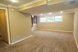 600 Hawthorne Ln, Carpentersville, IL 60110 - Photo 8