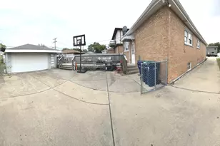 8737 S Richmond Ave, Evergreen Park, IL 60805 - Photo 4