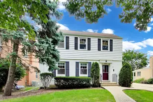 215 S Hi Lusi Ave, Mount Prospect, IL 60056 - Photo 2