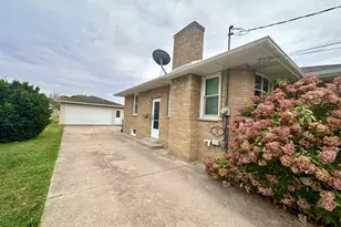 1724 9th St, Peru, IL 61354 - Photo 2