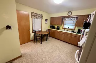 1724 9th St, Peru, IL 61354 - Photo 4