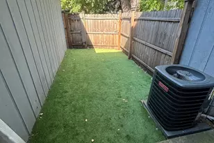 8028 S Kingston Ave, Chicago, IL 60617 - Photo 6