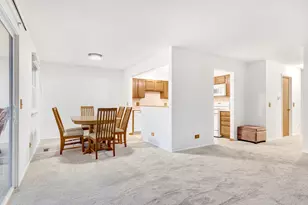 304 Glasgow Ln, Schaumburg, IL 60194 - Photo 4