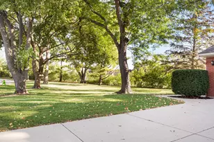 2829 Briarwood Dr, Arlington Heights, IL 60005 - Photo 4