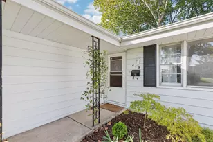 418 Flanders Ln, Grayslake, IL 60030 - Photo 2