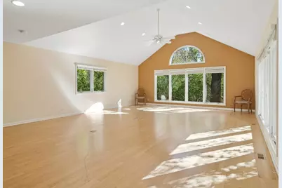 205 Bradford Court, Lake Bluff, IL 60044 - Photo 8