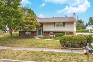 1909 Marzel Dr, Bloomington, IL 61701 - Photo 2